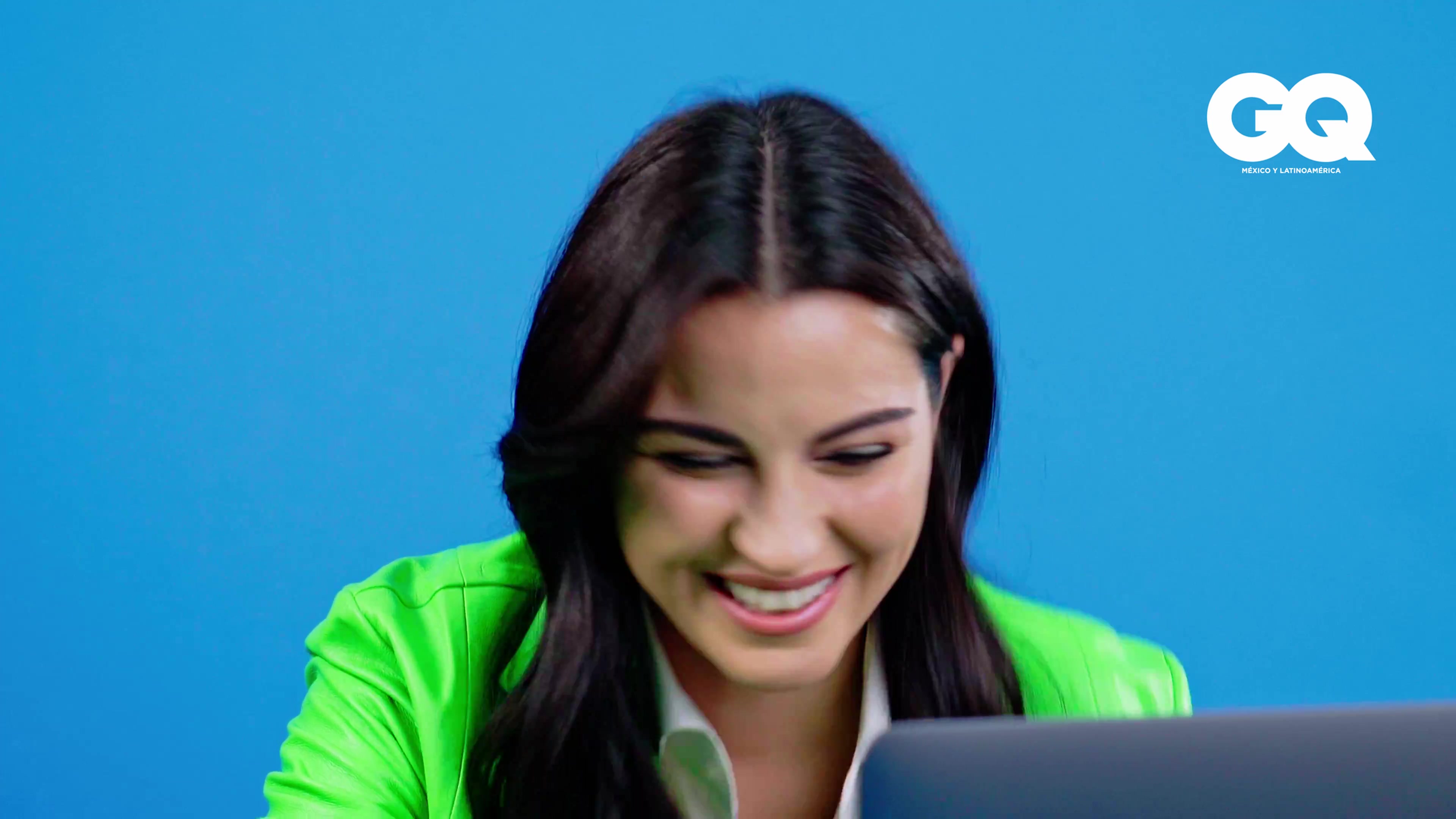 Watch_Maite_Perroni_entra_de_encubierta_a_Internet_para_cont-1_258.jpg