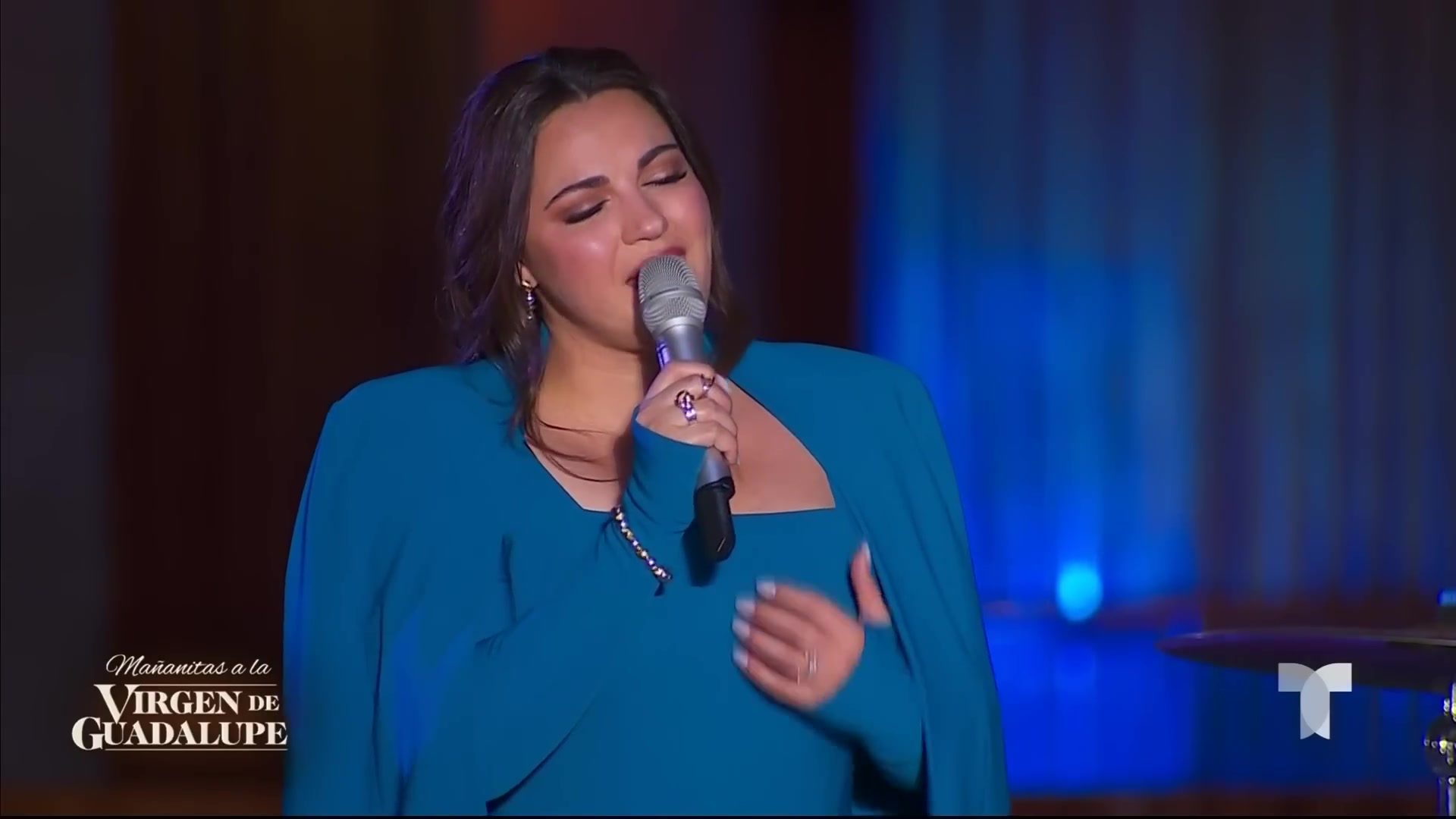 Maite_Perroni_canta_27Contigo_Maria27_en_las_Mananitas_a_la_Virgen_7C_Telemundo_Entretenimiento_301.jpg
