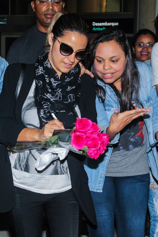 maite_perroni_desembarca_em_campinas_e_atende_multidao_de_fas-0064.jpg maite_perroni_desembarca_em_campinas_e_atende_multidao_de_fas-0064.jpg